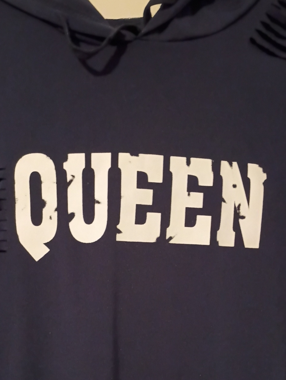 Queen Hoodie Outfit With Earrings . - Picture 4 of 12